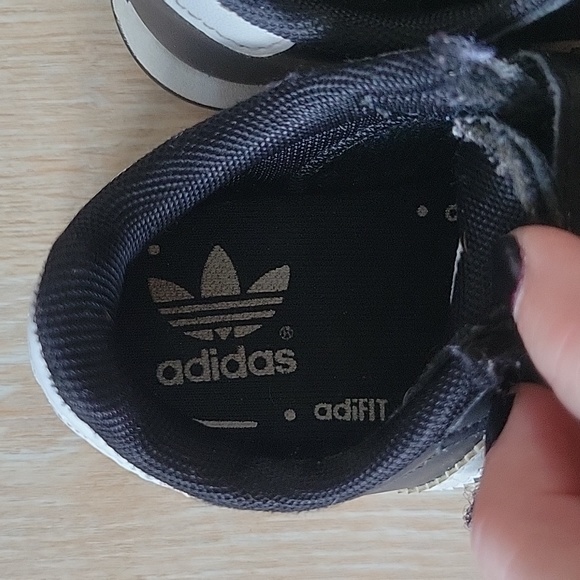 Adidas size 5K toddler sneakers - Picture 4 of 6
